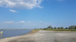 Отдых в Молочном. Шикарный песчаный пляж, чистое море, лечебное озеро в 100 метрах и немноголюдно.