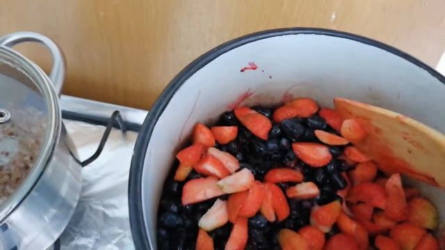 Варенье из жимолости с клубникой (пятиминутка )#вареньеизжимолостисклубникойпятиминутка
