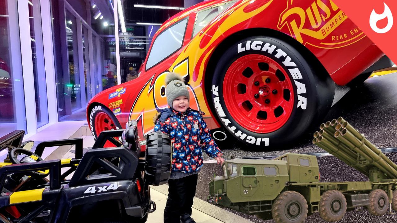 В магазине игрушек /распаковка игрушек / игрушки машинки