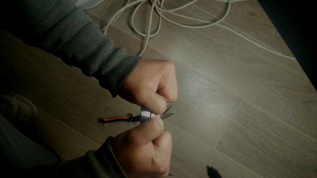 Внешний угол из алюминиевого багета только при помощи ножниц смотреть онлайн