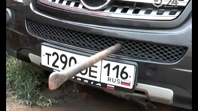 В Казани неизвестный пробил ломом дорогой внедорожник смотреть онлайн