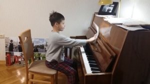 Мальчик 8 лет играет на пианино