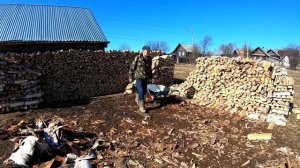 Весна.Снег почти растаял.Укладка дров в поленницу. 09.04.23.