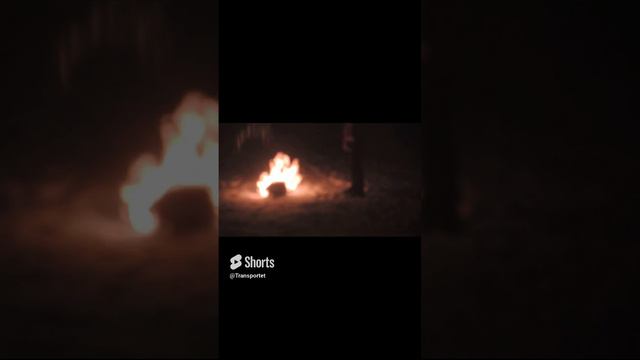 Мужчина что то сжигает ночью зимой #shorts