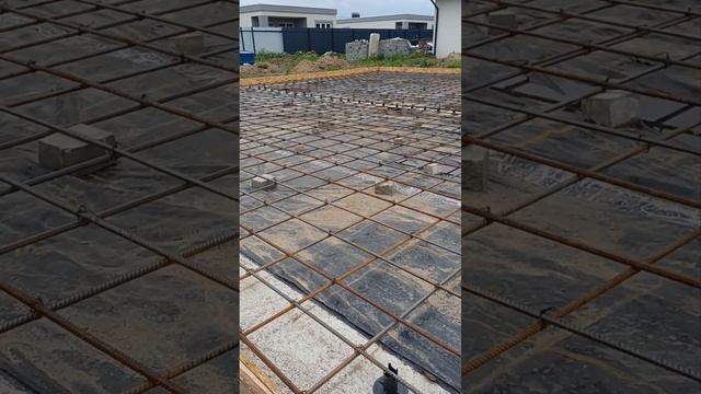 Связал арматурный каркас. Поднял сетку на фиксаторы и камни. Выставил уровень заливки бетона.