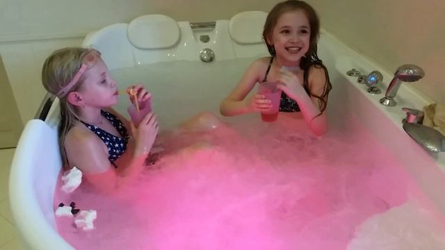 Николь в гостях у подруги - Майнкрафт, домик из стульев, гироскутер и джакузи смотреть онлайн