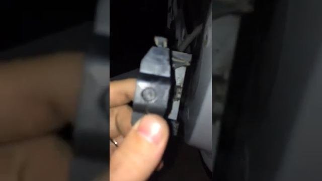 Как снять заднюю ручку на фольксваген амарок