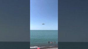 Батуми посадка самолета над чёрным морем!! Очень низко летит аж дух захватывает!! 🇬🇪