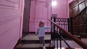 Софи-Адель поёт и спускается по лестнице