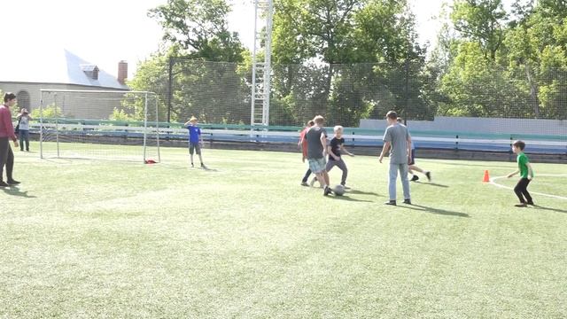 Футболисты поздравляют мальчика из детдома смотреть онлайн