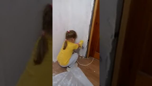 В 4 года уметь шпатлевать стены? А чего добился ты? смотреть онлайн