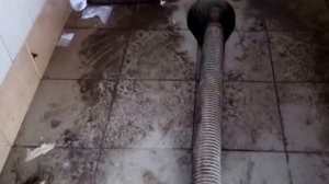 Рыбалка в туалете.Ассенизатор откачивает фекалии .Купи говно