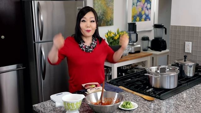 Bibim-guksu (Spicy mixed noodles:비빔국수) смотреть онлайн