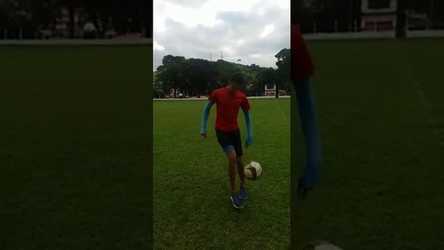 Amo jogar futebol..