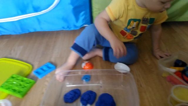 Развитие ребенка 1 год 9 месяцев/Лепим из песка смотреть онлайн