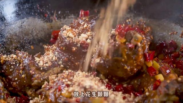 小雨做“香辣豬蹄”，撒上花生芝麻，配著啤酒大口啃肉，真過癮！ 【市民朱小雨】