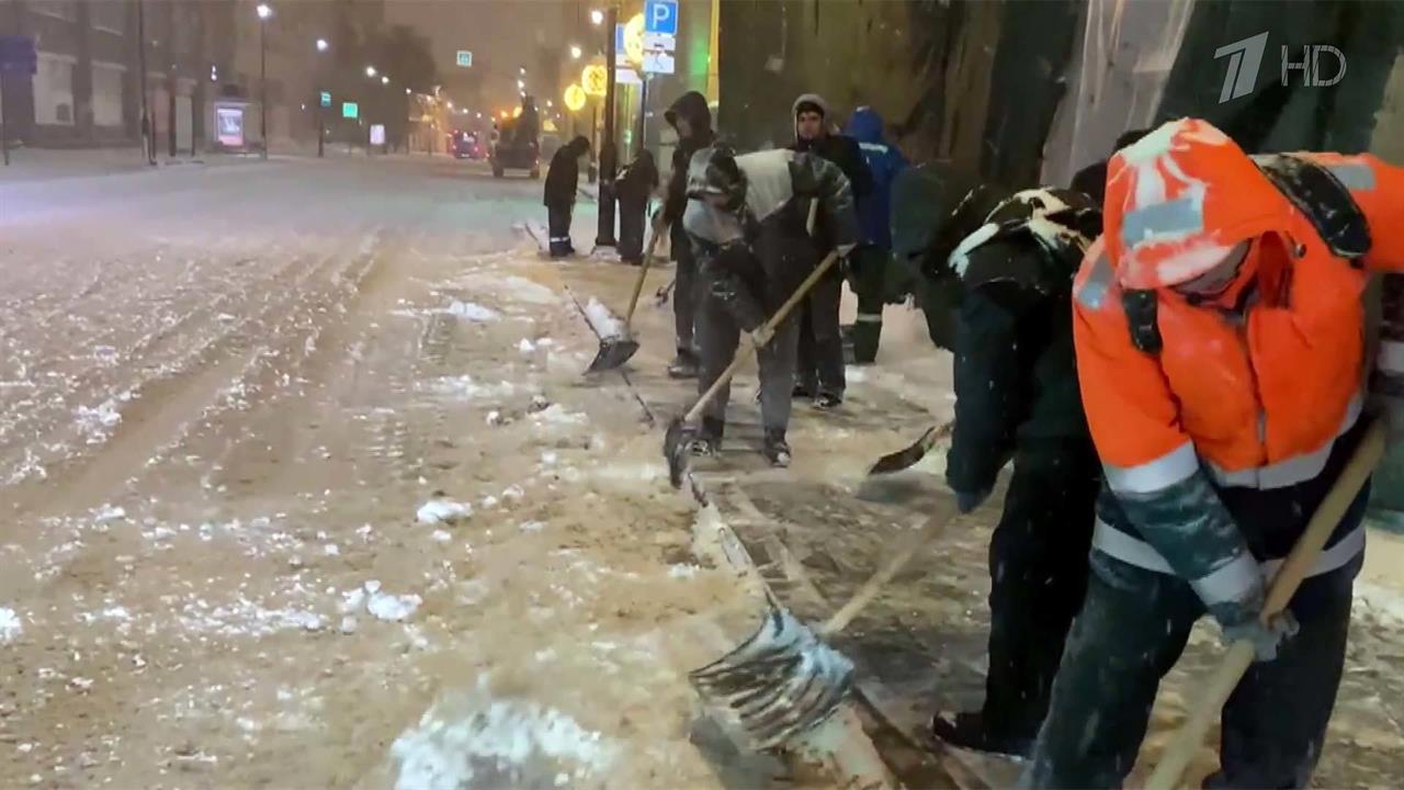 Сразу в нескольких регионах Центральной России устраняют последствия мощных снегопадов, которые п...