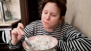 МУКБАНГ, Ем пельмени