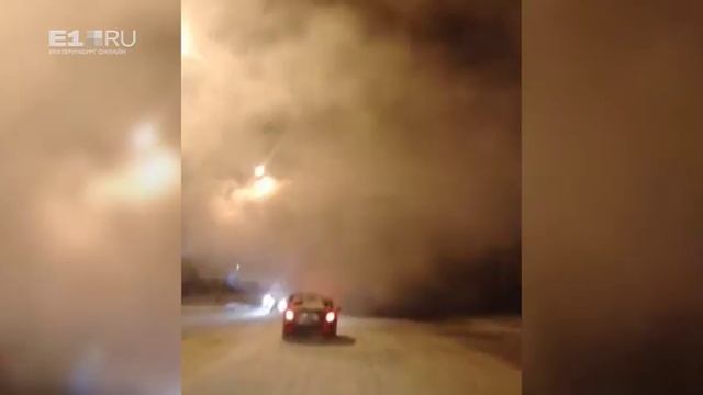 Ничего не видно: Ботанику затянуло дымом из-за пожара в автосервисе смотреть онлайн