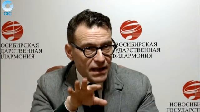 На сцене Концертного зала имени Каца репетирует Сибирский биг-бэнд и саксофонист из Нидерландов смотреть онлайн