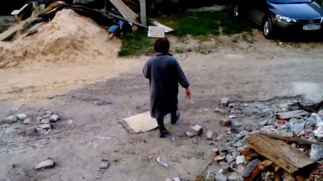 Соседи приносят свой строительный мусор смотреть онлайн