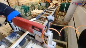 Торцовочный станок EcoWood ТК 400Т. Ручная выборка дефектов на торцовочном станке Эковуд ТК 400Т