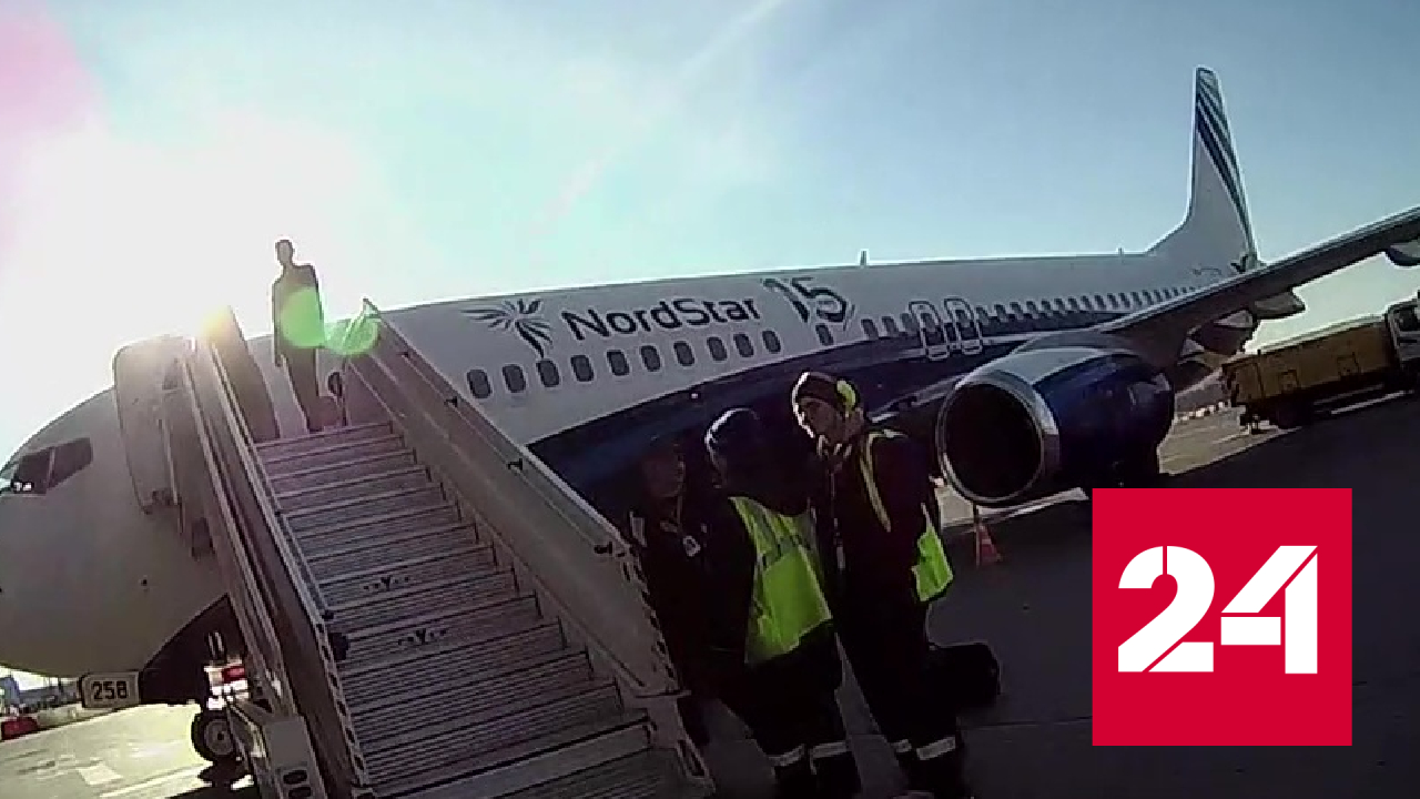 Пьяная пассажирка отказалась покидать самолет в Красноярске - Россия 24