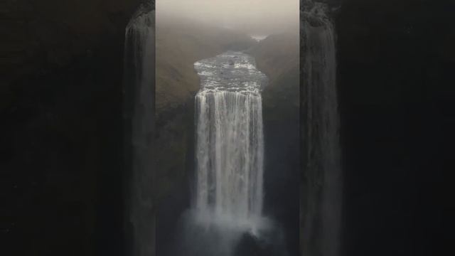 Не самый большой, но, пожалуй, самый известный водопад Исландии. Скоугафосс