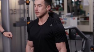 Трицепс отжимания сидя на тренажере