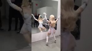 Танцующий робот