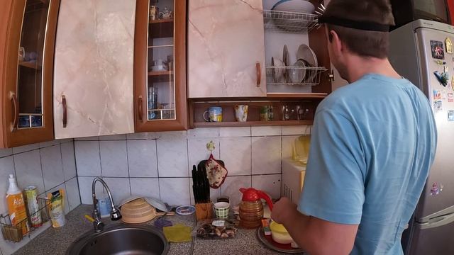 Салат с крабовыми палочками,кукурузой и огурцом...