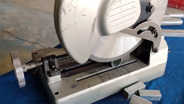 Cutting steel by Makita Metal Cutting Saw 305mm carbide cutting blade with LC1230 смотреть онлайн