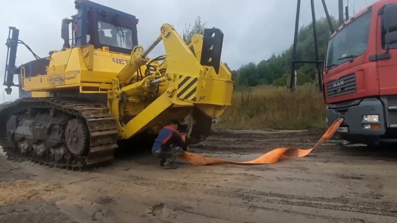 ЧЕТРА Т35 вытаскивает застрявший груженый грузовик