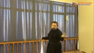 Ямальский священник покорил Интернет виртуозным танцем с саблей (САЛЕХАРД, ГУБКИНСКИЙ, ЯНАО)