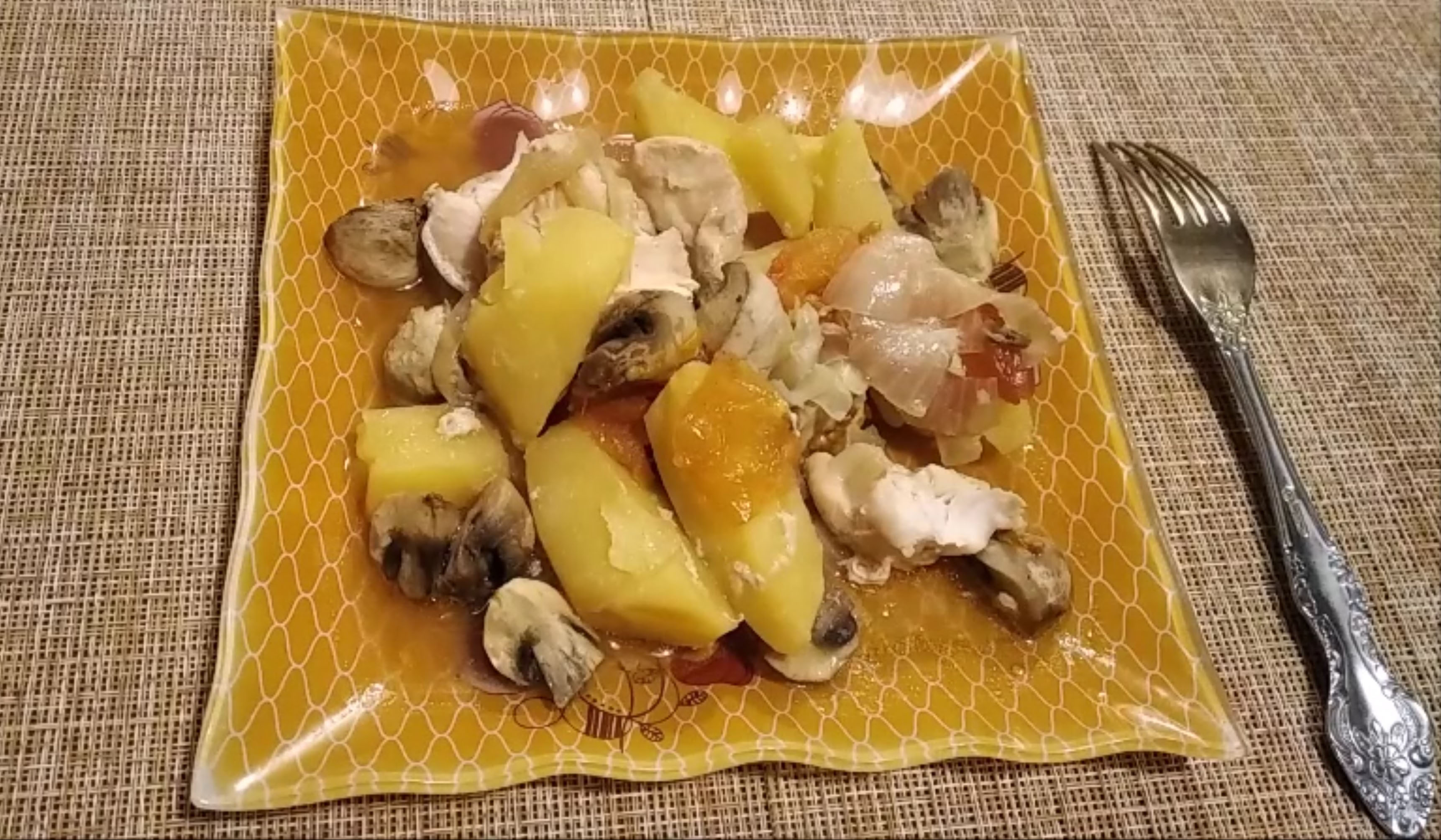 Мясо с картошкой и грибами в горшочках