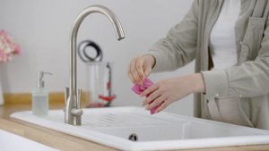 How to empty and clean the clear bin on your Dyson Gen5detect™ cordess vacuum