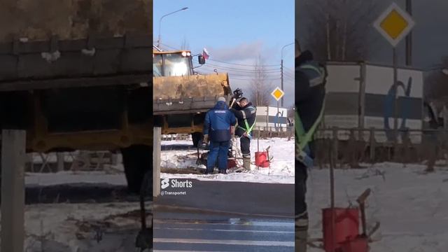 Рабочие у дороги зачем эта маска и шланг привязывали изначально ему на спину #Shorts #канализация