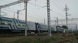 Электровоз ВЛ10-1871 с пассажирским поездом "Таврия".