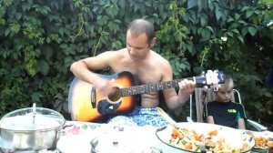 Парень красиво спел под гитару