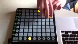 человек играет на инструменте