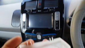 Nissan Leaf  замена на светодиоды в салоном светильнике.