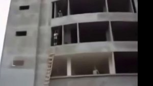 Смешно! На стройке,чудаки строители.