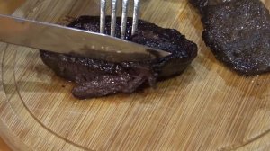 Мясо с кровью.  Стейк