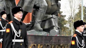 Урок истории "На оборонительном рубеже"
Возложение цветов и торжественный марш
ГБОУ ПМКК (КШС)