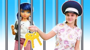 Игры в полицейских — Аня и Маринетт расследуют кражу из сейфа. Видео для девочек куклы Леди Баг
