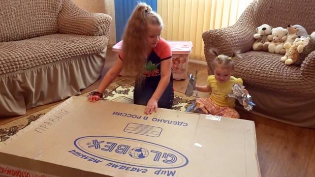 Виталинка и Виталька открывают подарок на День Рождения часть 3 Big gift - swing