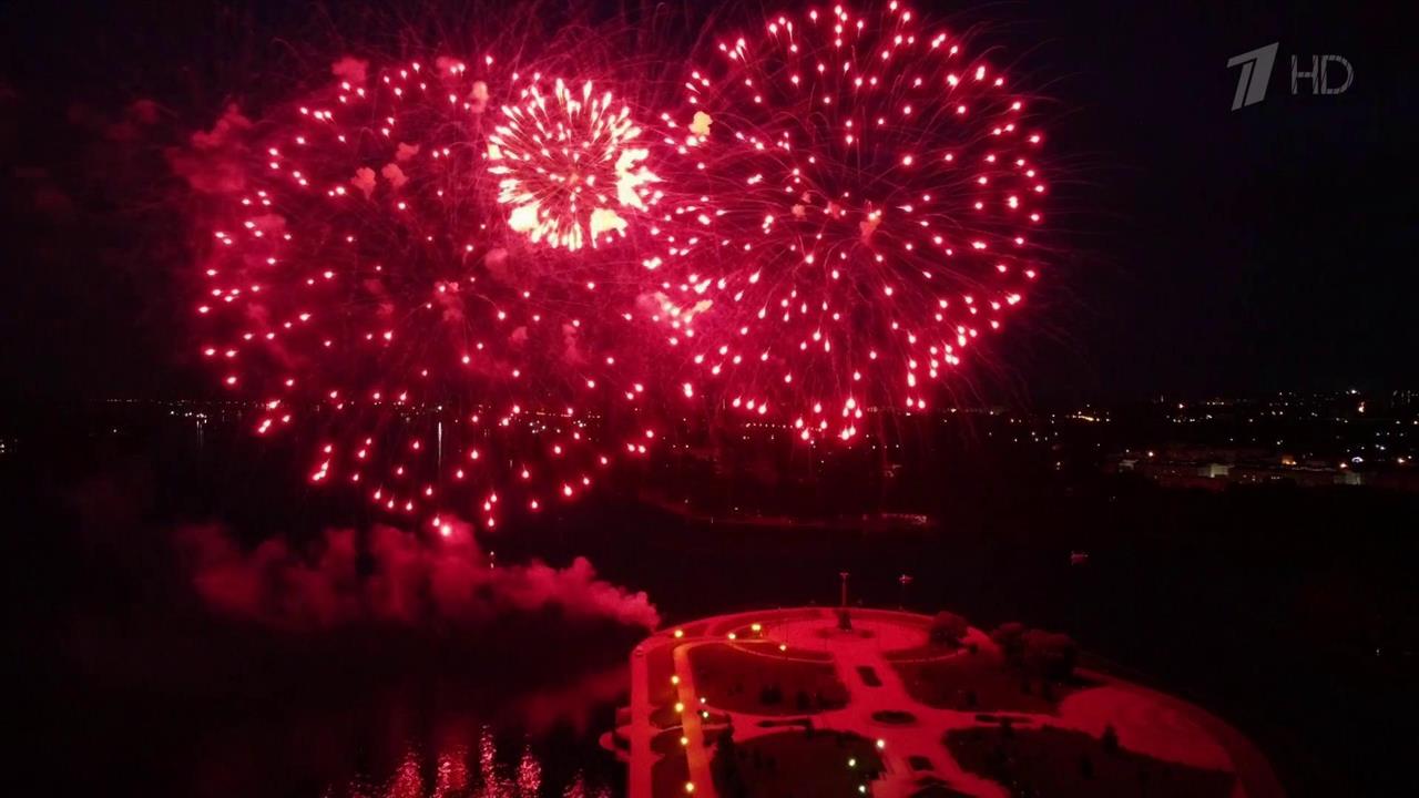 Фейерверки, концерты, акции памяти прошли в города... доблести по случаю присвоения почетного звания
