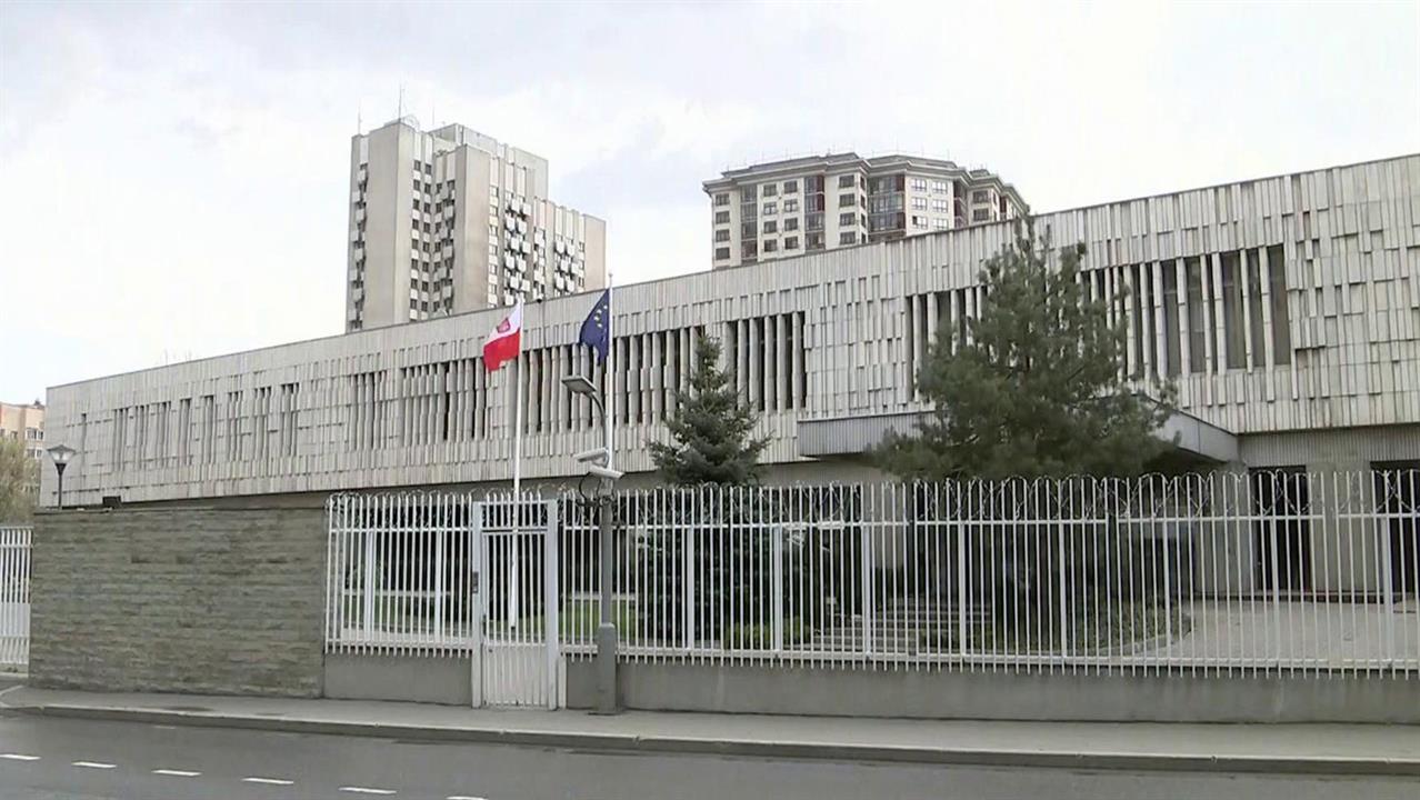 Пять сотрудников посольства Польши в РФ должны вернуться в Варшаву до 15 мая включительно