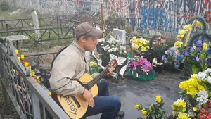 На могиле у Хоя