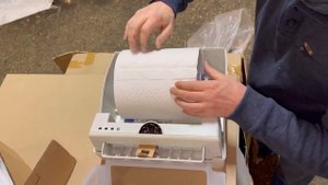 Диспенсер Lotus EnMotion для полотенец.